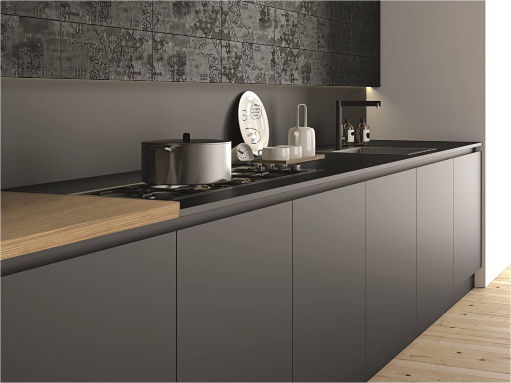 Современная кухня с матовыми фасадами